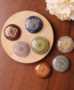 Design coloré 7 chakras, forme ovale polie et lisse, sensation agréable au toucher, idéal pour la méditation et la relaxation, excellent pour l'enseignement. - Product Image 2