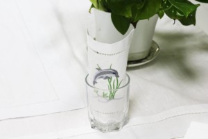Serviette de cocktail carrée personnalisée en coton brodé main motif baleine mignonne 6x6 po réutilisable pour la maison, le bar, les événements et les voyages en avion - Product Image 3