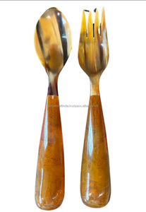 Conjunto de servidor de ensalada con patrón de remolino de resina UCI sostenible, vajilla de fiesta de boda Allure para todas las ocasiones con cuchara - Product Image 5