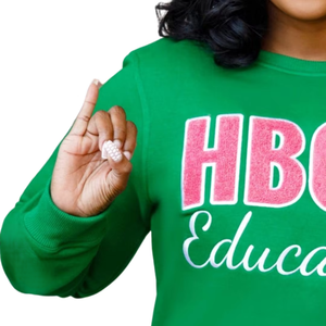 เสื้อสเวตเชิ้ตไหมพรมระบายอากาศสำหรับฤดูหนาวสำหรับผู้หญิง HBCU ปักลายตัวอักษรกรีก คอกลมพรีเมียม สำหรับสาวสวย - Product Image 2