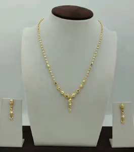 Ensemble collier et boucles d'oreilles exquis plaqué or 22 carats pour femmes, avec un design de chaîne à pendentif en perles d'or texturées à trois niveaux - Product Image 3