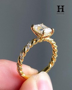 Anillo de Diamantes y Esmeraldas Cultivadas en Laboratorio, Oro de 18K, Diseño de Cuerda Trenzada Texturizada, Media Eternidad, Joyería Fina para Novia - Product Image 4