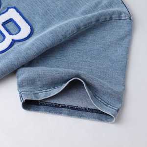 Chemise en jean gris Zeta Phi Beta avec broderie chenille bleue lettres grecques, T-shirt décontracté et élégant pour femme - Product Image 3