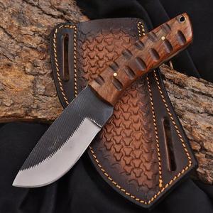Cuchillo de caza y supervivencia hecho a mano de acero al carbono 1095 con mango de palisandro para exteriores. - Product Image 1