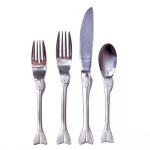 Ensemble de couverts en métal de style classique avec finition polie, adapté aux tables à manger traditionnelles et contemporaines - Product Image 1