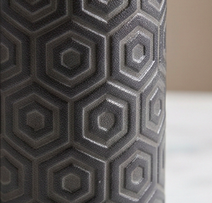 Juego de 2 jarrones de metal negro estilo Art Deco con patrón geométrico hexagonal, centro de mesa moderno, adorno para sala de estar o regalo elegante. - Product Image 2