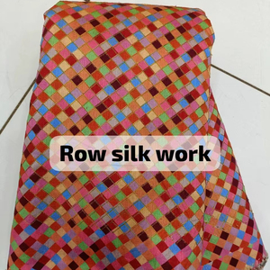 Tissu en soie brodée - Product Image 1