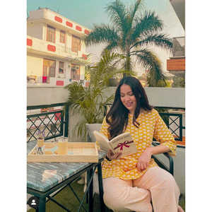 Conjunto de Pijama con Estampado de Elefantes Color Mostaza para Mujer, Talla S, de Thequincelife, con Mascarilla para Dormir - Product Image 3