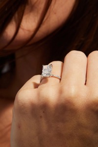 แหวนหมั้นเพชรทรงรัศมี 3.00 กะรัต เพาะเลี้ยงในห้องปฏิบัติการ_ ทองคำขาว 14K ประดับวงแหวนรอบแบบซ่อนเร้น ได้รับการรับรองจาก IGI - Product Image 2