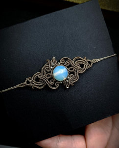 Pulsera de Macramé Marrón Hecha a Mano con Piedra Lunar y Cuentas Doradas, Ajustable, Estilo Boho para Mujer - Product Image 2