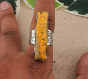 Anillo Grande de Plata de Ley 925 con Turquesa Natural en Bisel, Diseño Único, Joyería Artesanal, Venta al Por Mayor - Product Image 1