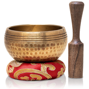 Juego de cuencos tibetanos de latón grabado en rojo, incluye cojín cuadrado y martillo negro, disponible a precios de mayorista. - Product Image 6