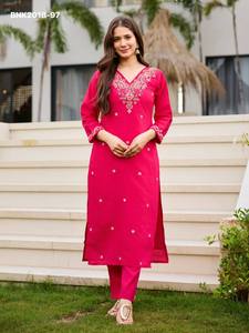 Seda romana de la mejor calidad con bordado y trabajo manual, buti y cuello recto, kurti-pantalón, dupatta con estampado digital a precio de mayorista. - Product Image 2