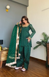 Salwar Kameez de Rayón con Puntos Verdes, Bordado Dorado en la Dupatta, Ropa Tradicional India y Pakistaní para Mujer, Estilo Casual, Largo hasta el Tobillo, Corte Regular - Product Image 3