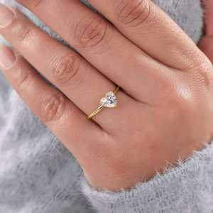 Anillo Solitario Romántico de Diamante Corte Corazón de 1.00CT en Oro Amarillo de 10K con Diamante Cultivado en Laboratorio Certificado por IGI, Regalo de Compromiso para Enamorados - Product Image 4