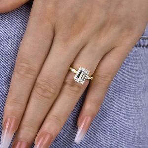 Bague de fiançailles solitaire en or jaune massif 14 carats avec diamant de laboratoire taille émeraude 2,50 carats de qualité supérieure, VS+, certifié IGI, accent flottant - Product Image 3