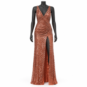 Robe de soirée en sequins couleur cuivre rose avec décolleté en V profond et fente avant |   Robe de soirée longue ajustée avec effet taille drapée - Product Image 1