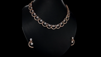 Ensemble collier et boucles d'oreilles élégants pour femmes en argent 925 plaqué or rose avec diamants de laboratoire taille brillant |   Bijoux à motif floral ondulé