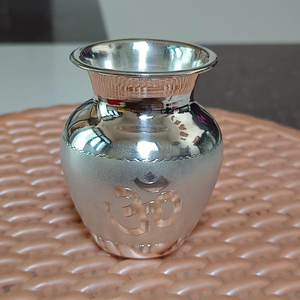 Pot à eau décoratif en argent pur pour le Pooja des temples religieux, la vénération hindoue traditionnelle, et la décoration de mandir domestique. - Product Image 1