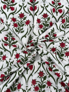 Tissu 100% Coton Écologique Léger Imprimé à la Main Motif Floral Rouge Sanganeri Blanc Indien pour Robes de Garçons et Filles - Product Image 1