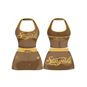 Ensemble de sport pour femme rouge à col licou sans manches avec imprimé logo doré, body extensible et jupe, respirant, séchage rapide, coupe ajustée - Product Image 4