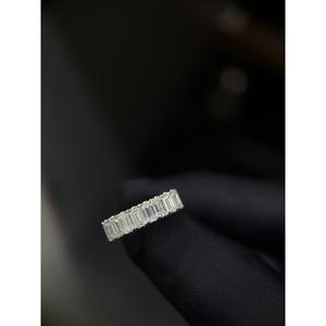 Bague solitaire élégante en moissanite de laboratoire avec sertissage sécurisé par griffes, idéale pour les fiançailles et les propositions de mariage - Product Image 5
