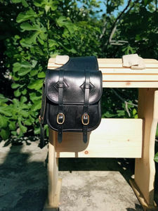 Bolsa de Cuero 100% Búfalo para Sillín de Caballo Estilo Western o Motocicleta, Hecha a Mano, Tallada a Mano, Personalizable, con Herrajes de Acero - Product Image 2