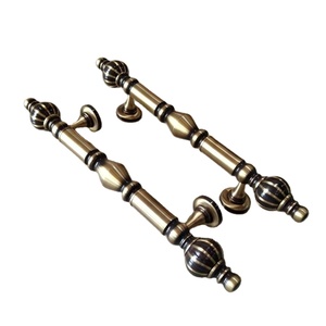 Manija de Puerta de Latón Macizo de Primera Calidad con Acabado Dorado Antiguo, Manija de Diseño Resistente para Puerta Principal, Uso en Hoteles y Villas - Product Image 1