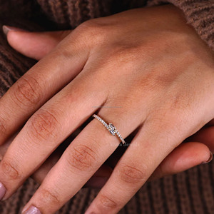 Minimalista Lab Grown Diamond Eternity Band Dainty Baguette y Round Pave Set Media banda para mujeres 10K Yellow Gold Promise Ring - Product Image 3