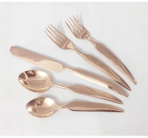 Juego de Cubiertos Modernos en Oro Rosa, 5 Piezas, Acabado Espejo, Aptos para Lavavajillas, Cubiertos Metálicos para Bodas - Product Image 1