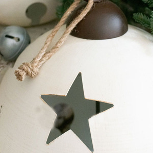 Campanas de metal grandes blancas con efecto envejecido, con patrones de estrellas recortadas, partes superiores marrones y anillas para colgar, para decoración navideña - Product Image 3