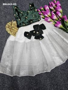 Conjunto de lehenga de nailon y seda con tejido Zari y blusa de terciopelo y seda, diseño de última moda para fiestas, fabricante de Surat. - Product Image 2