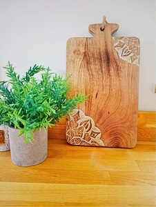 Planche à découper artisanale en bois d'acacia avec incrustation florale aux deux coins, surface lisse et durable, plateau de service alimentaire sûr - Product Image 3
