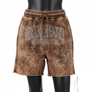 Shorts de mujer de felpa de algodón premium de 320 GSM, color marrón con lavado ácido, tela suave con logotipo personalizado de diamantes de imitación con transferencia térmica. - Product Image 1