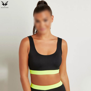 Conjunto deportivo elegante con bordes en contraste, sujetador deportivo y leggings largos, en negro con contraste de color verde, el mejor conjunto de yoga de material suave. - Product Image 4