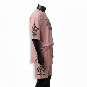 ชุดเสื้อยืดและกางเกงขาสั้นผู้ชาย ผ้าคอตตอนโพลีเทอร์รี่ GSM สูง เนื้อผ้าเรียบ ระบายอากาศดี สีชมพู ประดับโลโก้ด้วยคริสตัล  รับสั่งทำโลโก้ตามแบบ - Product Image 3