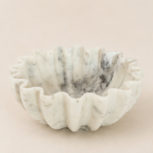 Cuenco de Mármol Blanco Festoneado, Lujoso Plato de Frutas con Borde Ondulado, Centro de Mesa Decorativo con Flores para Decoración del Hogar y Hoteles - Product Image 1