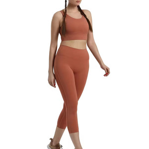 Conjunto de yoga sin costuras con cuello cuadrado, diseño de cintura alta en colores modernos, ajuste ceñido, de alta calidad, ropa deportiva para mujer, ropa para correr. - Product Image 2