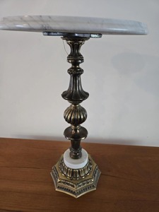Mesa de Centro Tradicional de Latón con Tapa de Mármol Blanco, Mueble Decorativo para Sala de Estar - Product Image 1
