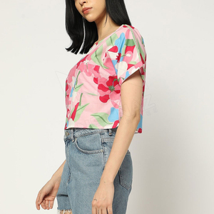 Haut de performance pour femme en sublimation, avec une construction confortable pour le fitness, les sports et les activités de plein air. T-shirt en sublimation pour femme. - Product Image 2