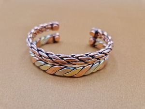 Brazalete Magnético de Cobre Sólido para el Bienestar Diario, Brazalete Magnético de Cobre Texturizado Moderno para Hombres y Mujeres - Product Image 5