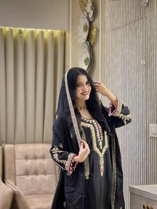 Ensemble de costume pakistanais brodé blanc avec palazzo et dupatta pour femmes |   Tenue ethnique pour les fêtes - Product Image 2