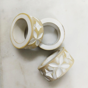 Anillo para Servilletas de Madera Tallada Roja Rústica, Acabado Natural, Adornos para Mesa de Estilo Rústico, Festivo o Hecho a Mano - Product Image 6