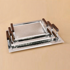 Ensemble de 3 plateaux en métal argenté martelé avec poignées en bois surélevées, parfait pour la décoration moderne de la maison et le service de table - Product Image 1