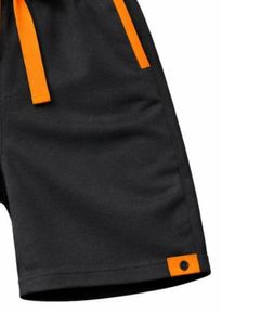 Conjunto de dos piezas para hombre, camiseta sin mangas negra y pantalones cortos, conjunto informal de verano de algodón con ribete naranja y cordón ajustable. - Product Image 6