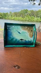 Plateau artisanal en bois et résine, thème océan, avec coquillages et sable véritable, pigment qui brille dans le noir. - Product Image 3