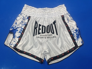 Shorts de Muay Thai confortables, fabriqués en tissu léger, avec taille élastique et coupe décontractée, parfaits pour la salle de sport et les séances d'entraînement. - Product Image 4