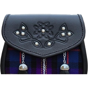 Sporran en cuir noir de qualité supérieure avec motif écossais bleu, rabat clouté à motifs celtiques et trois pompons – Accessoire traditionnel pour kilt écossais - Product Image 3