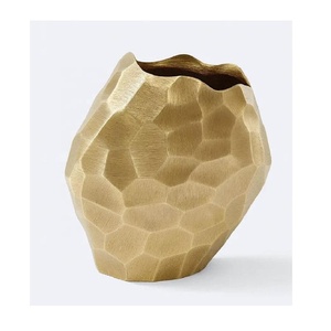 Florero Metálico con Acabado Dorado Antiguo, Diseño Escultural Inspirado en Conchas Marinas, para Exhibición en Vitrinas, Mesas, Salas de Estar y Decoración de Oficinas - Product Image 6