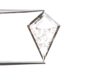 เพชรทรงว่าว 1.60 กะรัต เจียระไนแบบเกลือพริกไทย ฝังด้วยเลเซอร์ เพชรเลี้ยงในห้องปฏิบัติการ ขายดี รับประกันโดยผู้ตรวจสอบอิสระ - Product Image 1